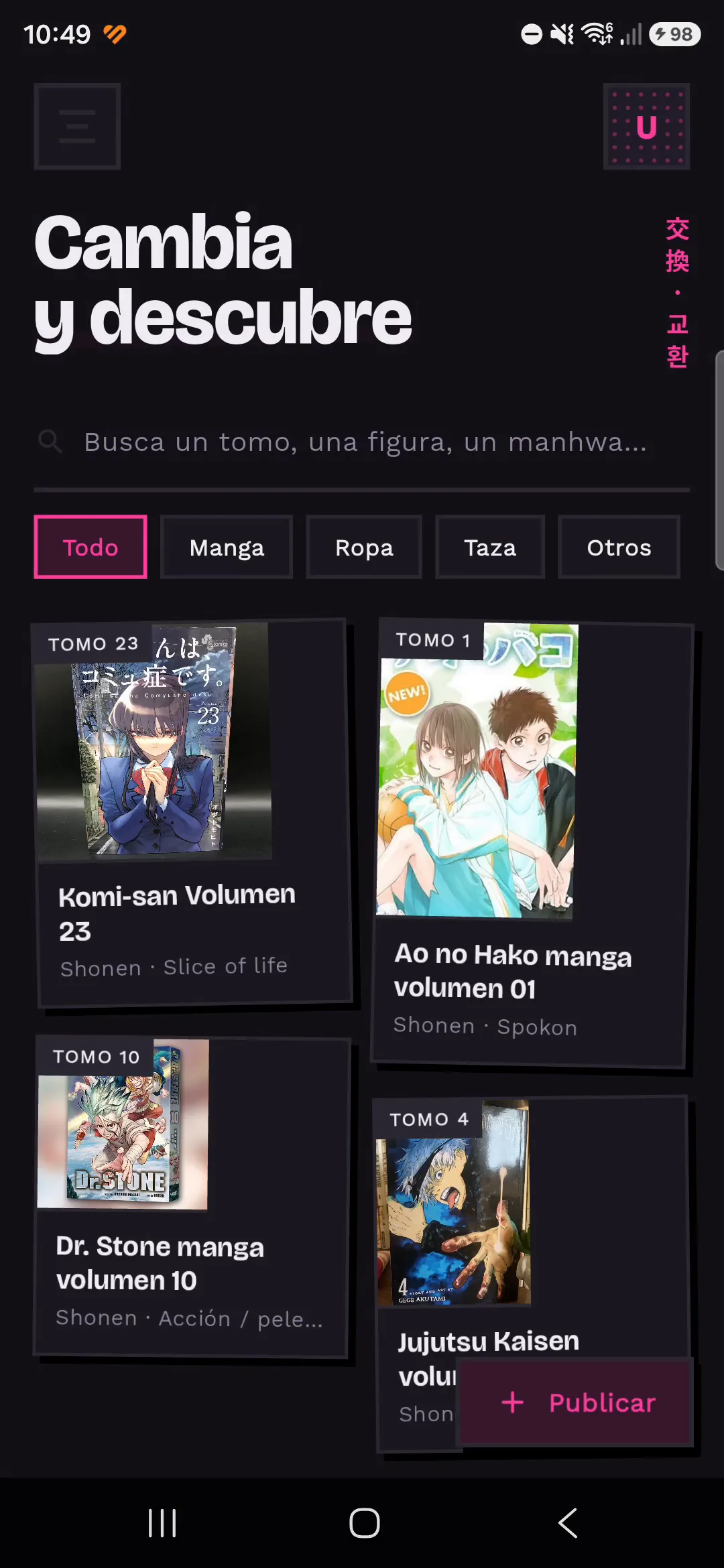 Catálogo de Mundo Otaku en Android con productos y filtros en tema oscuro.