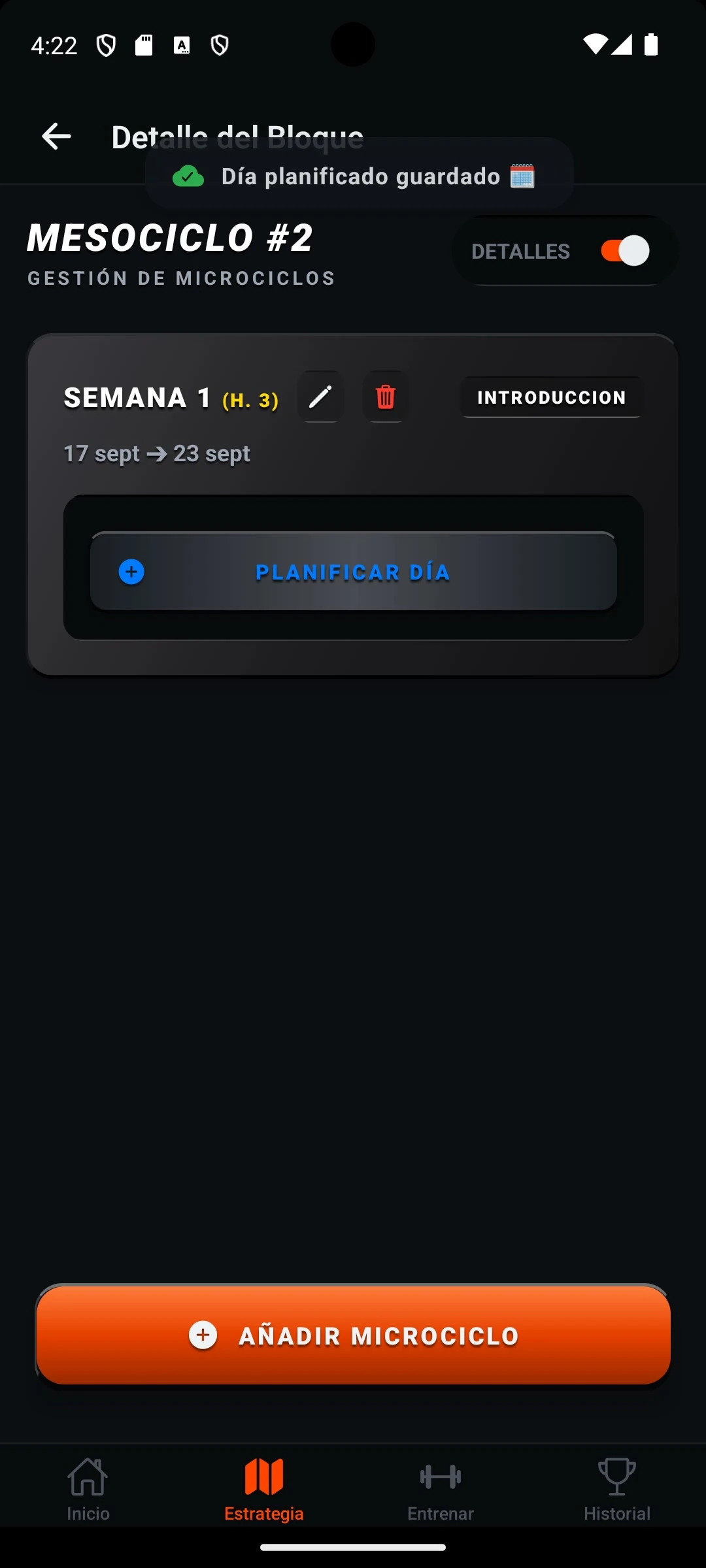 Pantalla Detalle del Bloque con el mensaje Día planificado guardado superpuesto y la tarjeta Semana 1, Introducción, 17 sept a 23 sept.