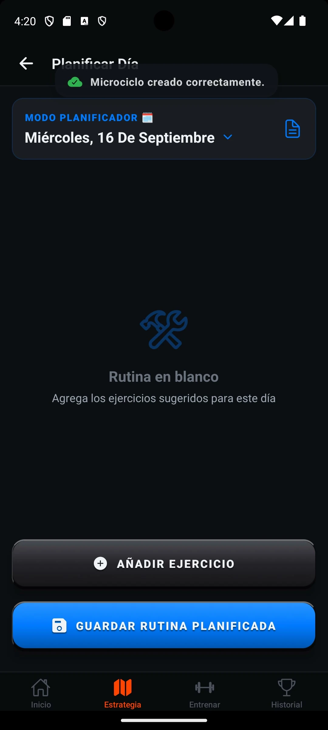 Pantalla Planificar Día con el estado Rutina en blanco, el botón Añadir ejercicio y el aviso Microciclo creado correctamente todavía visible.